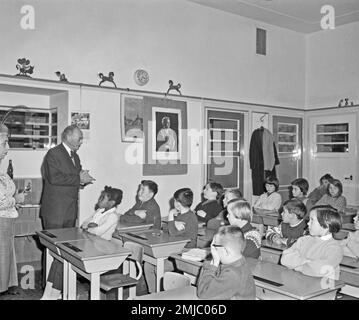 Pays-Bas Histoire : commémoration de la princesse Wilhelmina dans les écoles, des enfants des écoles néerlandaises (étudiants) dans une salle de classe à la VondelSchool ; Date : 7 décembre 1962 Banque D'Images