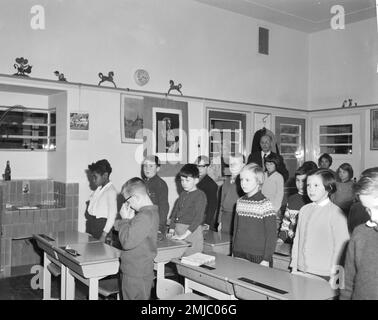 Pays-Bas Histoire : commémoration de la princesse Wilhelmina dans les écoles, des enfants des écoles néerlandaises (étudiants) dans une salle de classe à la VondelSchool ; Date : 7 décembre 1962 Banque D'Images