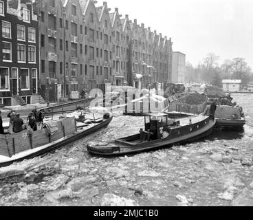Pays-Bas Histoire: Approvisionnement en charbon dans l'Achtergracht à Amsterdam; Date: 15 janvier 1963 Banque D'Images