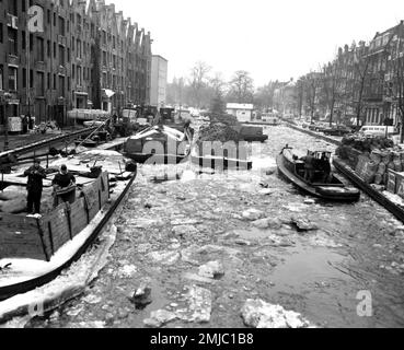 Pays-Bas Histoire: Approvisionnement en charbon dans l'Achtergracht à Amsterdam; Date: 15 janvier 1963 Banque D'Images