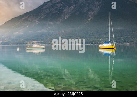 Voiliers sur le lac Achensee près d'Innsbruck à l'aube paisible, alpes du Tyrol, Autriche Banque D'Images