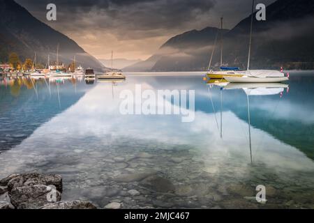 Voiliers sur le lac Achensee près d'Innsbruck à l'aube paisible, alpes du Tyrol, Autriche Banque D'Images