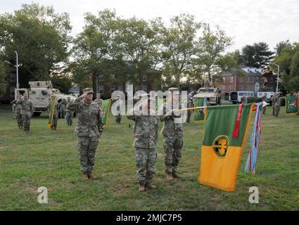 États-Unis Le Commandement de la police militaire de la Réserve de l’Armée de terre en 200th a accueilli Brig. Le général Cary Cowan Jr. Comme nouveau commandant général lors d'une cérémonie de changement de commandement le 26 août sur la base commune McGuire-dix-Lakehurst, New Jersey. Cowan a pris le commandement du général de division John Hussey pendant la cérémonie, qui a été présidée par le général de division Gregory Mosser, États-Unis Commandant général adjoint de la Réserve de l'armée. Banque D'Images