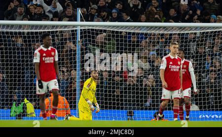 Manchester, Royaume-Uni. 28th janvier 2023. Matt Turner, gardien de but d'Arsenal (2nd L), semble abattu après le score de Manchester City lors du quatrième tour de la coupe FA entre Manchester City et Arsenal à Manchester, en Grande-Bretagne, le 27 janvier 2023. Credit: Xinhua/Alay Live News Banque D'Images