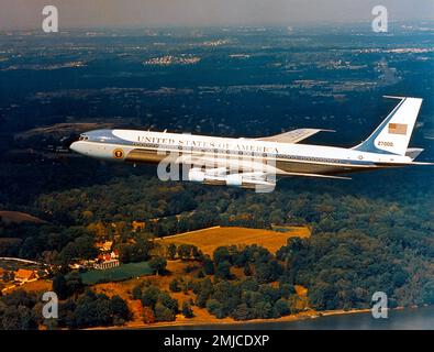 Vue latérale à angle élevé d'Air Force One, queue numéro 27000, a VC137 une version modifiée du Boeing 707 353B, en vol au-dessus de la maison du président américain George Washington à Mount Vernon, en Virginie, le 30 septembre 1977. L'appareil a été mis en service le 9 août 1972 pour le président américain Richard M. Nixon, et a continué de servir les présidents américains Gerald Ford, Jimmy carter, Ronald Reagan, George H. W. Bush, Bill Clinton et George W. Bush jusqu'à son dernier vol le 29 août 2001. L'avion est actuellement en possession de la Fondation Reagan et il est exposé au Ronald Reagan Banque D'Images