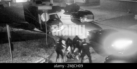 Des captures d'écran d'une caméra vidéo montée sur poteau de la ville de Memphis (TN) montrent les policiers qui entourent alors frapper, poinçonner et battre des Afro-américains tire Nichols de 29 ans avec un bâton et des poings. Nichols est mort plus tard, (Memphis (TN) police Video) Banque D'Images