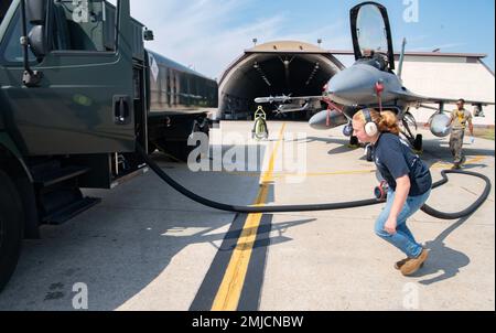 Airman 1st Class Maggie Bennett, opérateur de distribution de carburants du 8th Logistics Readiness Squadron, récupère un tuyau de carburant JP-8 à la base aérienne de Kunsan, République de Corée, le 26 août 2022. Le carburant JP-8 contient des additifs inhibiteurs de givrage qui empêchent le carburant de geler pendant les vols à haute altitude et par temps extrêmement froid. 8th Fighter Wing, Indo-Pacific, Kunsan Air base, PACAF, distribution de carburants, Banque D'Images