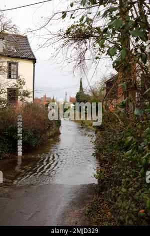 Debenham ford avec l'eau qui coule le long de Water Lane, Debenham, Suffolk, Angleterre, Royaume-Uni Banque D'Images