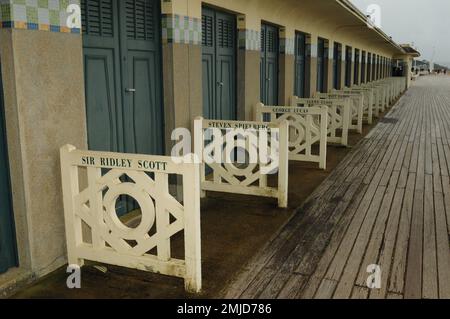 Promenade dans les bains-Marie historiques de Deauville Normandie France lors d'une journée d'été Banque D'Images