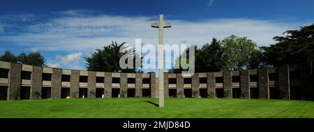 Cimetière allemand de 2 soldats WW Mont d'Huisnes en Bretagne France lors D'Une belle Journée ensoleillée d'été avec quelques nuages dans le ciel Banque D'Images