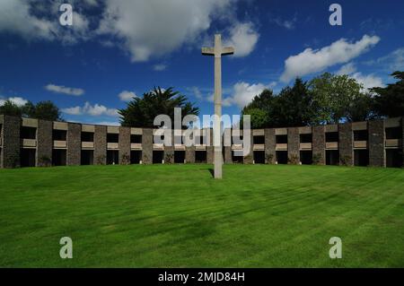 Croix géante au cimetière allemand de 2 soldats de la WW Mont d'Huisnes en Bretagne France lors D'Une belle Journée ensoleillée d'été avec quelques nuages dans le ciel Banque D'Images