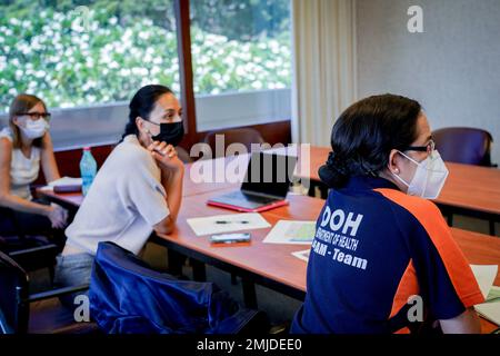 Vingt-neuf participants de 15 nations se sont réunis au Centre est-Ouest situé à l'Université d'Hawaï à Manoa pour participer à un cours de deux semaines, urgences sanitaires dans de grandes populations, Organisé par le Centre d'excellence pour la gestion des catastrophes et l'aide humanitaire en partenariat avec le Comité international de la Croix-Rouge et l'Université d'Hawaï. Le Centre d'excellence en gestion des catastrophes et en aide humanitaire fournit des recherches académiques, une formation à la coordination civilo-militaire et des connaissances opérationnelles pour appuyer la prise de décisions avant, pendant et après Banque D'Images