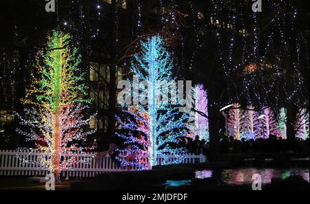 (230128) -- LONDRES, le 28 janvier 2023 (Xinhua) -- les gens visitent un spectacle de lumière d'hiver à Canary Wharf à Londres, en Grande-Bretagne, le 27 janvier 2023. (Xinhua/Li Ying) Banque D'Images