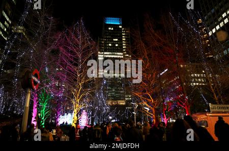 (230128) -- LONDRES, le 28 janvier 2023 (Xinhua) -- les gens visitent un spectacle de lumière d'hiver à Canary Wharf à Londres, en Grande-Bretagne, le 27 janvier 2023. (Xinhua/Li Ying) Banque D'Images