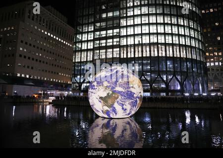 (230128) -- LONDRES, le 28 janvier 2023 (Xinhua) -- cette photo prise le 27 janvier 2023 montre une installation de lumière intitulée Floating Earth lors d'un spectacle de lumière d'hiver à Canary Wharf à Londres, en Grande-Bretagne. (Xinhua/Li Ying) Banque D'Images