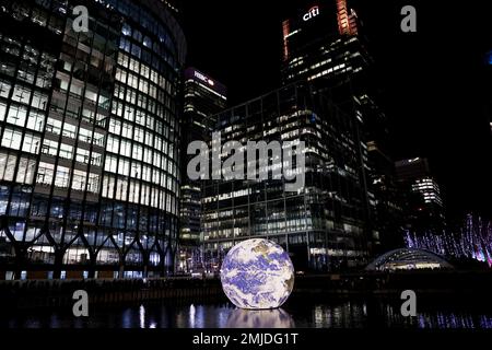 (230128) -- LONDRES, le 28 janvier 2023 (Xinhua) -- cette photo prise le 27 janvier 2023 montre une installation de lumière intitulée Floating Earth lors d'un spectacle de lumière d'hiver à Canary Wharf à Londres, en Grande-Bretagne. (Xinhua/Li Ying) Banque D'Images