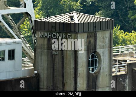 Le lac Mahoning Creek, situé à New Bethlehem, en Pennsylvanie, est géré par les États-Unis Le corps d'armée du Pittsburgh Engineers District fournira une protection contre les inondations pour les rivières de l'Allegheny inférieure et de l'Ohio supérieure. De plus, le lac Mahoning Creek offre aux résidents et aux visiteurs des activités récréatives comme le canotage, la pêche, la randonnée, le camping et le pique-nique. Banque D'Images