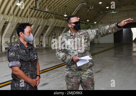 ÉTATS-UNIS Le Sgt Jason Thomas, Sgt. Maître de la Force aérienne, Escadron de génération de chasseurs 80th, chef de la production, Slip le lieutenant de la Force aérienne de la République de Corée, le colonel Jong Ku Lim, à l'intérieur d'un abri d'avion durci de génération 3, à la base aérienne de Kunsan, en République de Corée, le 26 août 2022. Thomas, avec d'autres porte-documents, a fourni aux partenaires du ROKAF l'état d'avancement des projets de lignes de vol en cours. Banque D'Images