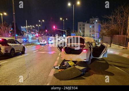 Jersualem, Israël. 28th janvier 2023. Les forces de sécurité israéliennes ont fouiller une voiture sur le site d'une attaque signalée dans un quartier de Jérusalem-est, annexé par Israël, vendredi, sur 27 janvier 2023. Photo par police israélienne/UPI crédit: UPI/Alay Live News crédit: UPI/Alay Live News Banque D'Images