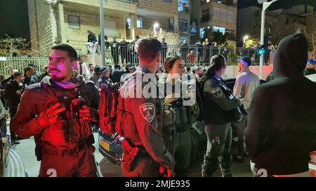 Jersualem, Israël. 28th janvier 2023. Les forces de sécurité israéliennes se déploient vendredi sur le site d'une attaque signalée dans un quartier de Jérusalem-est, annexé par Israël, sur 27 janvier 2023. Photo par police israélienne/UPI crédit: UPI/Alay Live News crédit: UPI/Alay Live News Banque D'Images