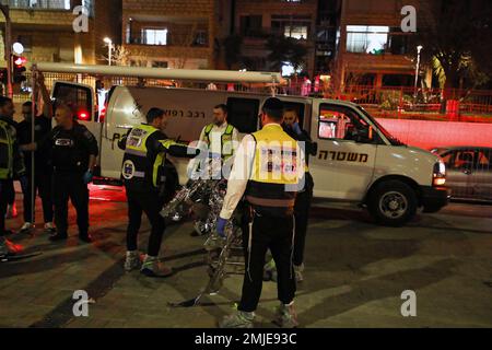 Jersualem, Israël. 28th janvier 2023. Le personnel des services d'urgence israéliens a transporté des victimes sur le site d'une attaque signalée dans un quartier de Jérusalem-est, annexé par Israël, vendredi, sur 27 janvier 2023. Photo par Jamal Awad/ UPI crédit: UPI/Alamy Live News crédit: UPI/Alamy Live News Banque D'Images