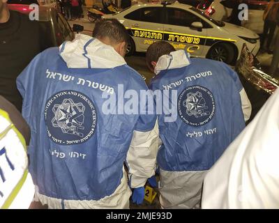 Jersualem, Israël. 28th janvier 2023. Les forces de sécurité israéliennes se déploient vendredi sur le site d'une attaque signalée dans un quartier de Jérusalem-est, annexé par Israël, sur 27 janvier 2023. Photo par police israélienne/UPI crédit: UPI/Alay Live News crédit: UPI/Alay Live News Banque D'Images