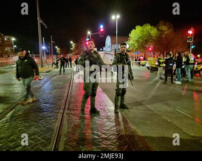 Jersualem, Israël. 28th janvier 2023. Les forces de sécurité israéliennes se déploient vendredi sur le site d'une attaque signalée dans un quartier de Jérusalem-est, annexé par Israël, sur 27 janvier 2023. Photo par police israélienne/UPI crédit: UPI/Alay Live News crédit: UPI/Alay Live News Banque D'Images