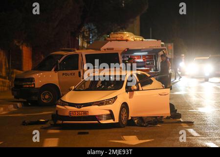 Jersualem, Israël. 28th janvier 2023. Les forces de sécurité israéliennes ont fouiller une voiture sur le site d'une attaque signalée dans un quartier de Jérusalem-est, annexé par Israël, vendredi, sur 27 janvier 2023. Photo par Jamal Awad/ UPI crédit: UPI/Alamy Live News crédit: UPI/Alamy Live News Banque D'Images