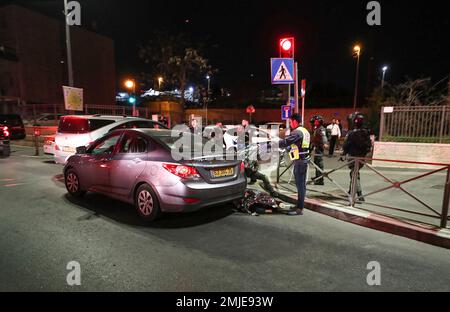 Jersualem, Israël. 28th janvier 2023. Le personnel des services d'urgence israéliens a transporté des victimes sur le site d'une attaque signalée dans un quartier de Jérusalem-est, annexé par Israël, vendredi, sur 27 janvier 2023. Photo par Jamal Awad/ UPI crédit: UPI/Alamy Live News crédit: UPI/Alamy Live News Banque D'Images