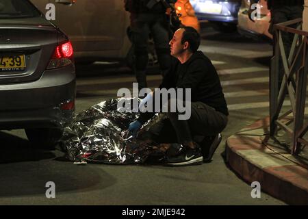 Jersualem, Israël. 28th janvier 2023. Le personnel des services d'urgence israéliens a transporté des victimes sur le site d'une attaque signalée dans un quartier de Jérusalem-est, annexé par Israël, vendredi, sur 27 janvier 2023. Photo par Jamal Awad/ UPI crédit: UPI/Alamy Live News crédit: UPI/Alamy Live News Banque D'Images