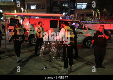 Jersualem, Israël. 28th janvier 2023. Le personnel des services d'urgence israéliens a transporté des victimes sur le site d'une attaque signalée dans un quartier de Jérusalem-est, annexé par Israël, vendredi, sur 27 janvier 2023. Photo par Jamal Awad/ UPI crédit: UPI/Alamy Live News crédit: UPI/Alamy Live News Banque D'Images