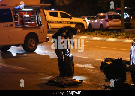 Jersualem, Israël. 28th janvier 2023. Les forces de sécurité israéliennes ont fouiller une voiture sur le site d'une attaque signalée dans un quartier de Jérusalem-est, annexé par Israël, vendredi, sur 27 janvier 2023. Photo par Jamal Awad/ UPI crédit: UPI/Alamy Live News crédit: UPI/Alamy Live News Banque D'Images