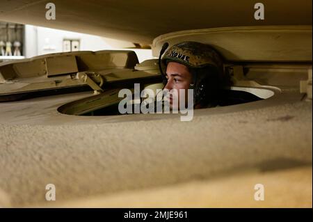 ÉTATS-UNIS Le spécialiste de l'armée Felipe Barajas, M1 Armour Crewman affecté à la Compagnie B, 3rd Bataillon, 116th Cavalry Regiment (Bataillon d'armes combinées), dirige un char de combat principal M1A2 Abrams sur un US Avion de la Force aérienne C-17A Globemaster III à la base aérienne Ali Al Salem, Koweït, le 27 août 2022. Le 3-116th appuie les opérations et les activités militaires avec les alliés et les partenaires afin d'accroître la sécurité et la stabilité régionales. Banque D'Images