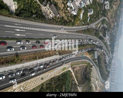 CHONGQING, CHINE - le 27 JANVIER 2023 - les voitures de retour sont lentement en file sur une autoroute à Chongqing, Chine, le 27 janvier 2023. Banque D'Images