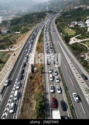 CHONGQING, CHINE - le 27 JANVIER 2023 - les voitures de retour sont lentement en file sur une autoroute à Chongqing, Chine, le 27 janvier 2023. Banque D'Images