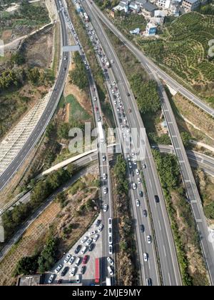CHONGQING, CHINE - le 27 JANVIER 2023 - les voitures de retour sont lentement en file sur une autoroute à Chongqing, Chine, le 27 janvier 2023. Banque D'Images