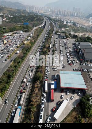 CHONGQING, CHINE - le 27 JANVIER 2023 - les voitures de retour sont lentement en file sur une autoroute à Chongqing, Chine, le 27 janvier 2023. Banque D'Images