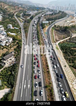 CHONGQING, CHINE - le 27 JANVIER 2023 - les voitures de retour sont lentement en file sur une autoroute à Chongqing, Chine, le 27 janvier 2023. Banque D'Images