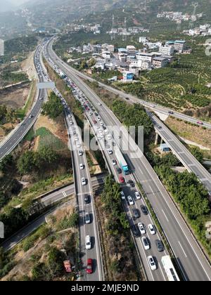 CHONGQING, CHINE - le 27 JANVIER 2023 - les voitures de retour sont lentement en file sur une autoroute à Chongqing, Chine, le 27 janvier 2023. Banque D'Images