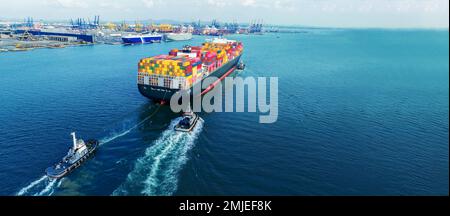 Bateau à baignoire avec Stern de cargo transportant le conteneur et courant pour importer des marchandises du port de cour de cargaison à la technologie de concept océanique sur mesure transporte Banque D'Images