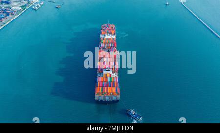 Bateau à baignoire avec Stern de cargo transportant le conteneur et courant pour importer des marchandises du port de cour de cargaison à la technologie de concept océanique sur mesure transporte Banque D'Images