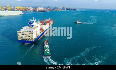 Bateau à baignoire avec Stern de cargo transportant le conteneur et courant pour importer des marchandises du port de cour de cargaison à la technologie de concept océanique sur mesure transporte Banque D'Images