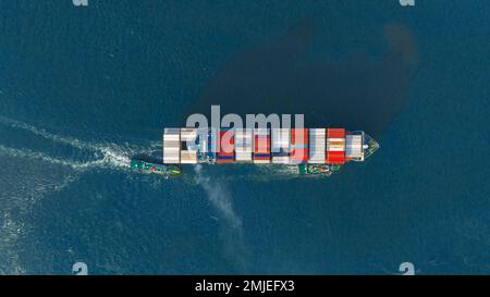 Bateau à baignoire avec Stern de cargo transportant le conteneur et courant pour importer des marchandises du port de cour de cargaison à la technologie de concept océanique sur mesure transporte Banque D'Images