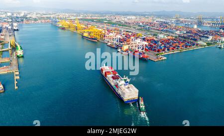 Bateau à baignoire avec Stern de cargo transportant le conteneur et courant pour importer des marchandises du port de cour de cargaison à la technologie de concept océanique sur mesure transporte Banque D'Images