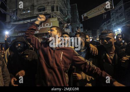Gaza, Palestine. 27th janvier 2023. Les Palestiniens ont crié des slogans lors de la célébration à la suite des informations selon lesquelles 7 Israéliens auraient été tués lors d'une fusillade à Jérusalem, dans le camp de réfugiés de Jabalia, dans le nord de la bande de Gaza. Un homme armé palestinien a ouvert le feu à l'extérieur de la synagogue de Jérusalem-est vendredi soir, tuant sept personnes, dont une femme de 70 ans, et blessant trois autres personnes avant que la police ne le tue et ne le tue, ont déclaré les responsables. C'était l'attaque la plus meurtrière contre les Israéliens depuis des années et il a augmenté la probabilité d'autres effusions de sang. Crédit : SOPA Images Limited/Alamy Live News Banque D'Images