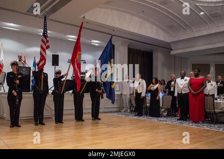 220827-N-OA516-1053 SAN DIEGO (27 août 2022) le Chaparral High School Navy Junior Reserve Officer Training corps. (ROTC) couleur de garde, présente les couleurs, pendant la surface Warrior ball 2022. La surface Warrior ball 43rd annuelle a eu lieu aux États-Unis Grant Hotel dans le centre-ville de San Diego. Banque D'Images