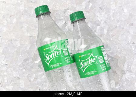 IRVINE, CALIFORNIE - 27 JANV. 2023 : fermeture de deux bouteilles de boisson gazeuse au citron vert Sprite sur un lit de glace. Banque D'Images