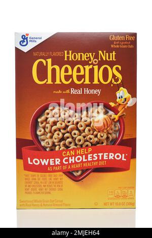 IRVINE, CALIFORNIE - 27 JANV. 2023: Une boîte de céréales Cheerios pour petit déjeuner aux noix de miel de General Mills. Banque D'Images