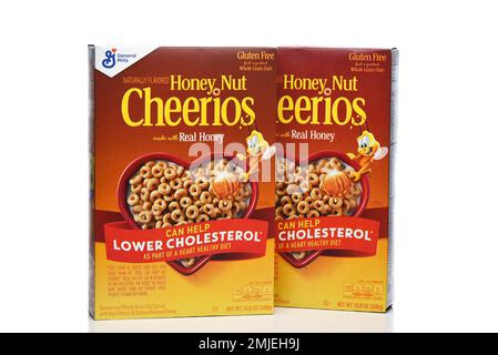 IRVINE, CALIFORNIE - 27 JANVIER 2023 : deux boîtes de céréales de petit déjeuner Cheerios aux noix de miel de General Mills. Banque D'Images