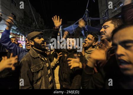 Les Palestiniens ont crié des slogans lors de la célébration à la suite des informations selon lesquelles 7 Israéliens auraient été tués lors d'une fusillade à Jérusalem, dans le camp de réfugiés de Jabalia, dans le nord de la bande de Gaza. Un homme armé palestinien a ouvert le feu à l'extérieur de la synagogue de Jérusalem-est vendredi soir, tuant sept personnes, dont une femme de 70 ans, et blessant trois autres personnes avant que la police ne le tue et ne le tue, ont déclaré les responsables. C'était l'attaque la plus meurtrière contre les Israéliens depuis des années et il a augmenté la probabilité d'autres effusions de sang. (Photo de Mahmoud Issa / SOPA Images / Sipa USA) Banque D'Images